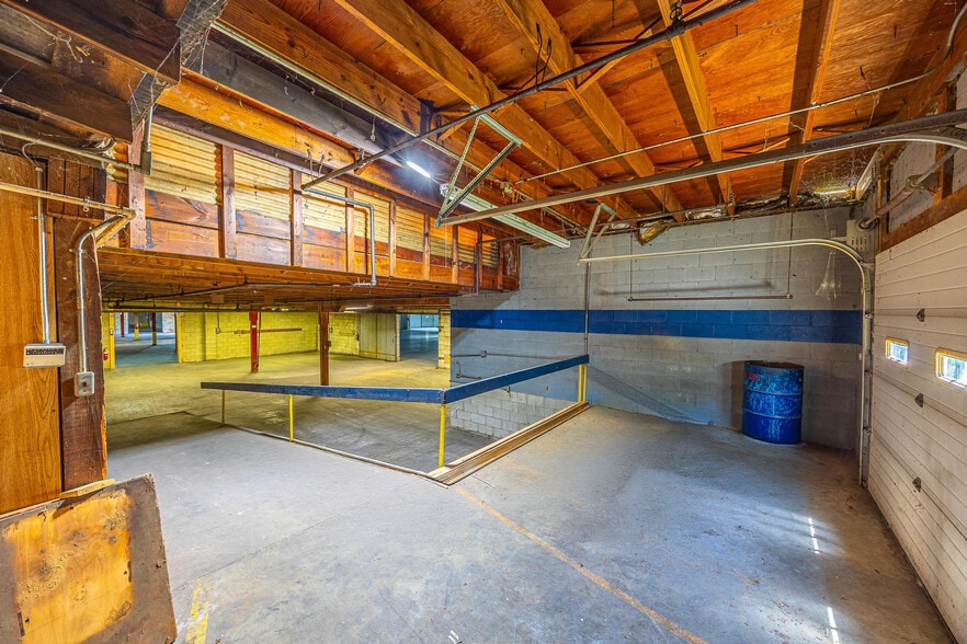 More Photos Of 213 W 1st St, Huntingburg Warehouse For Lease