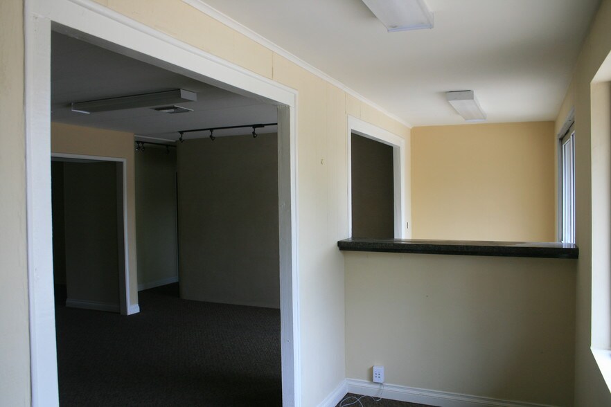 More Photos Of 28378 Roadside Dr, Agoura Hills Showroom For Lease