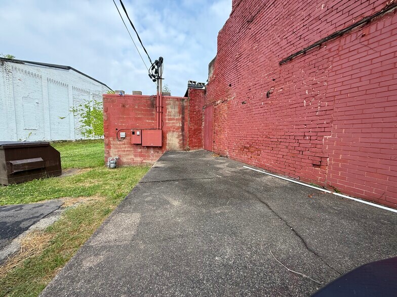 More Photos Of 622 13th St, Franklin Auto Repair For Sale