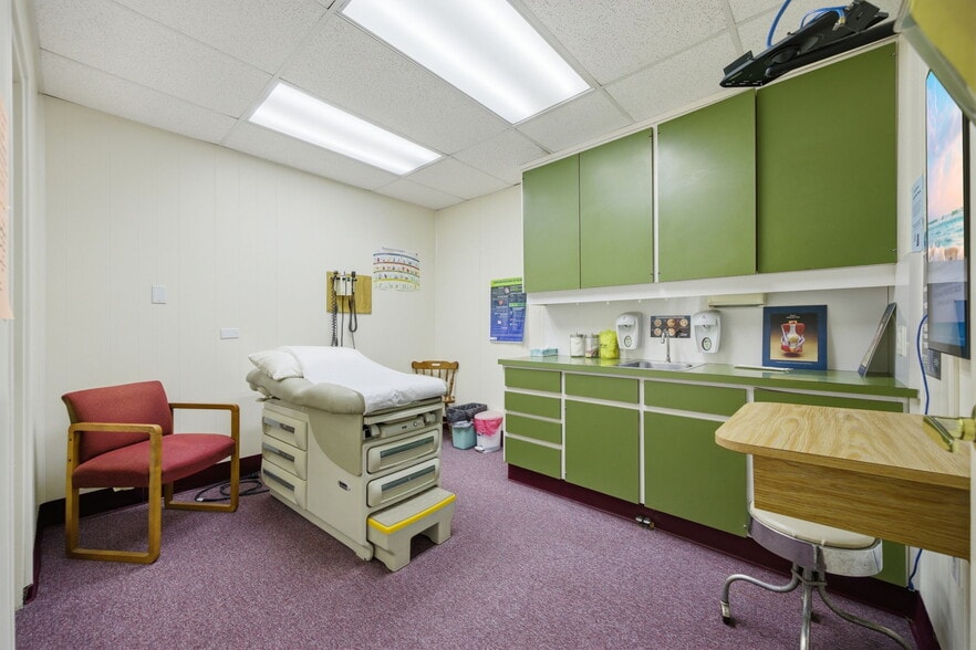 More Photos Of 1811 Bayshore Gardens Pky, Bradenton Medical For Sale