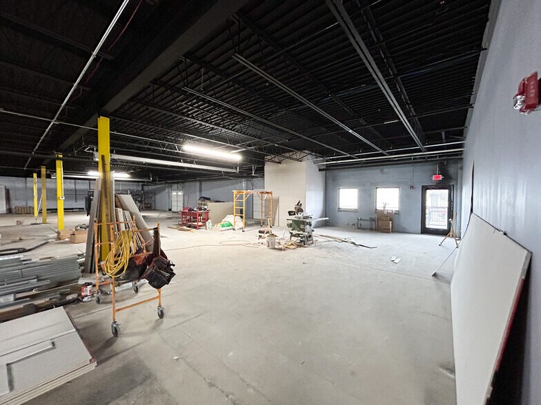 More Photos Of 224 N Stewart Ave, Springfield Warehouse For Lease