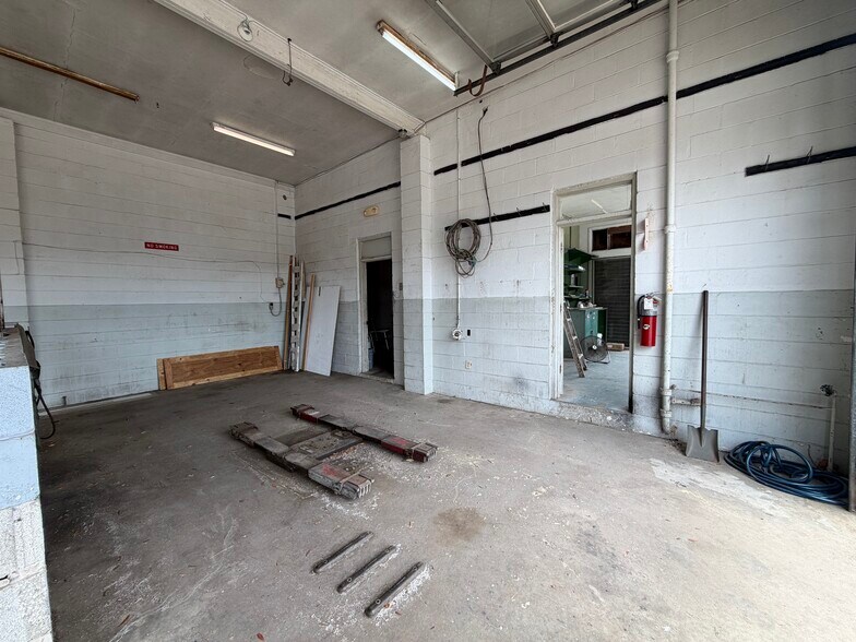 More Photos Of 2800 Davis Hwy N, Pensacola Auto Repair For Lease