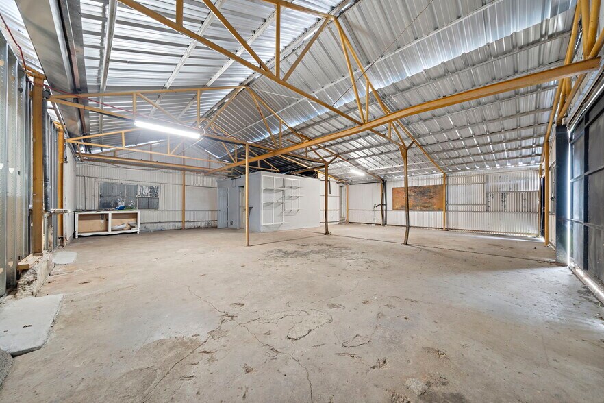 More Photos Of 120 N Bryan St, Houston Warehouse For Lease