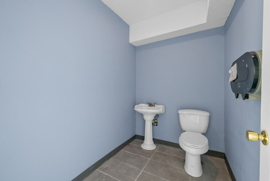 More Photos Of 124 10th St, Clarksville Flex For Sale