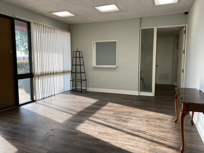 More Photos Of 9400 Village Green Dr, Shreveport Office For Lease