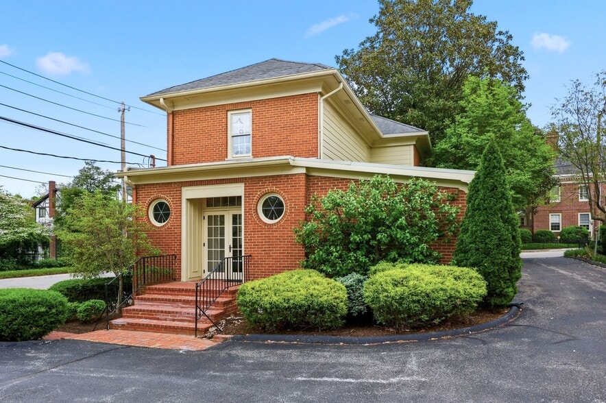 More Photos Of 131 Kentucky Ave, Lexington Freestanding For Sale