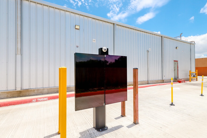 More Photos Of 1427 Bandera Rd, San Antonio Storefront For Lease