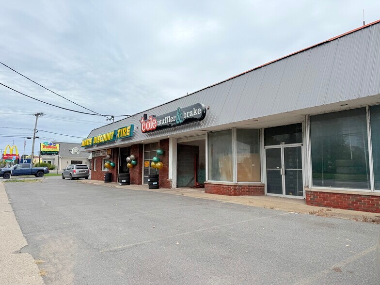 More Photos Of 807 S 4th St, Fulton General Retail For Sale