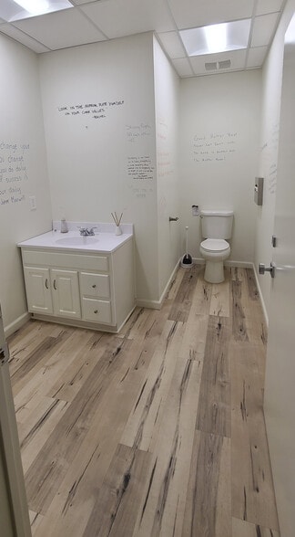 More Photos Of 22700 Lyons Ave, Newhall Office For Lease