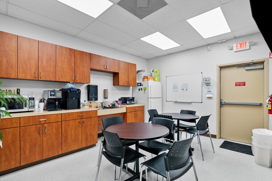 More Photos Of 10611 W Fairmont Pky, La Porte Medical For Lease