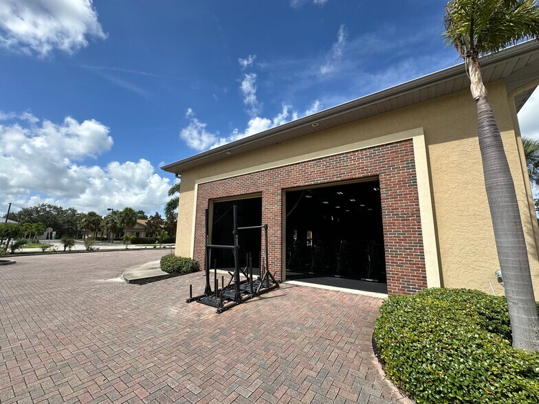 More Photos Of 5261 Paylor Ln, Sarasota Freestanding For Lease