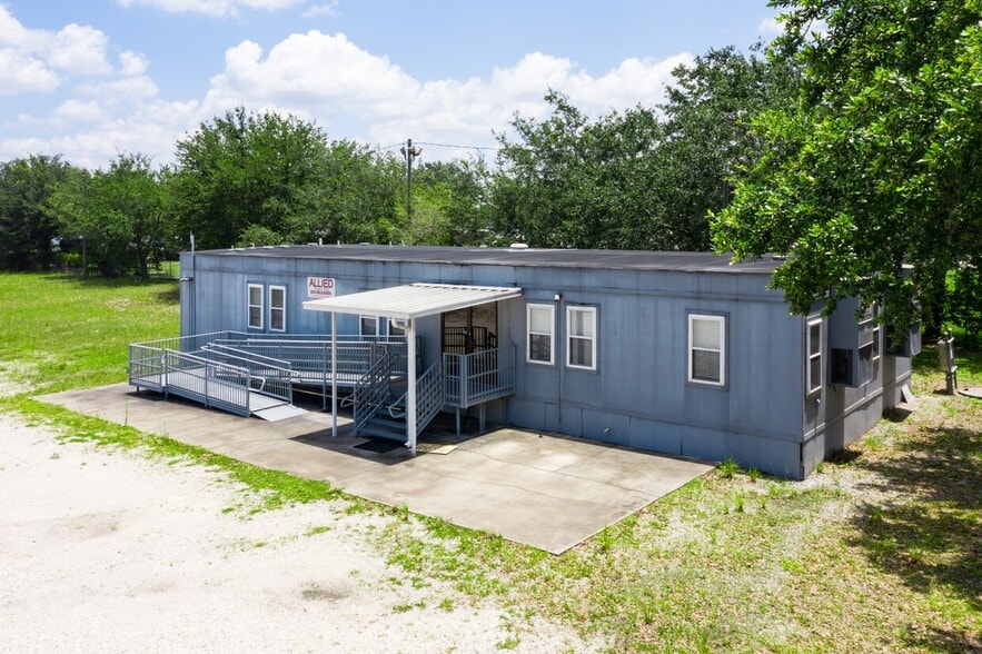 More Photos Of 335 Central Florida Pky, Orlando Warehouse For Lease