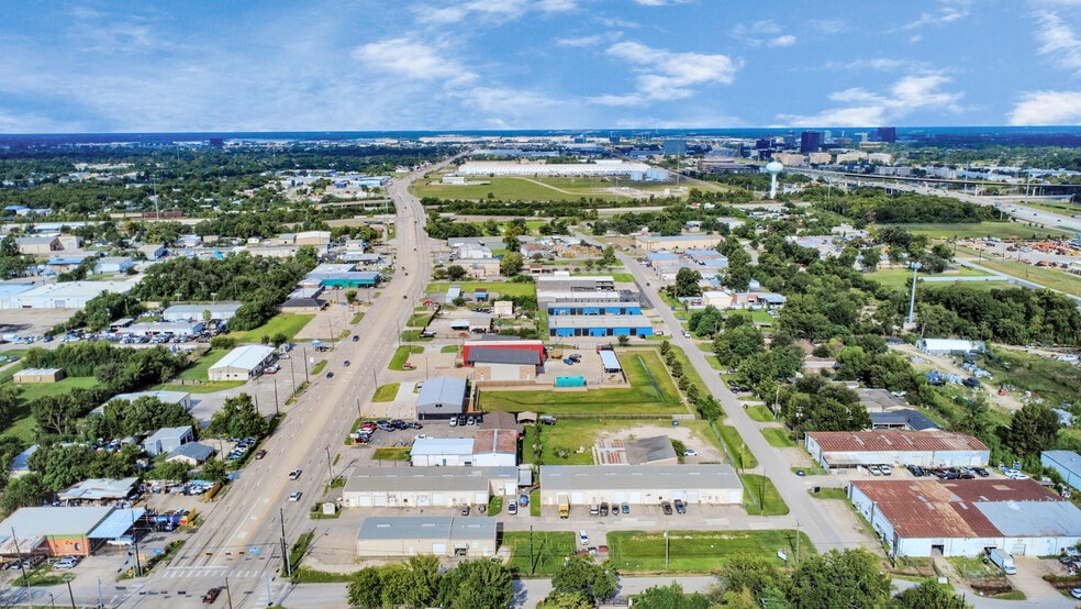More Photos Of 1027 Aldine Bender Rd, Houston Warehouse For Lease