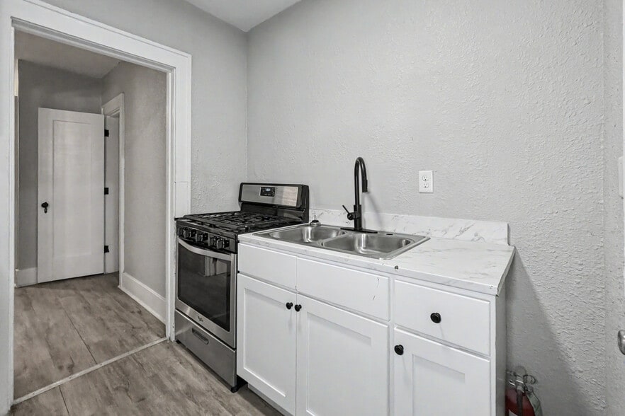 More Photos Of 2042-2046 W 4th St, Davenport Apartments For Sale