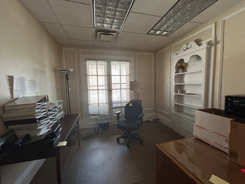 More Photos Of 520 N Walnut St, Bloomington Office For Lease