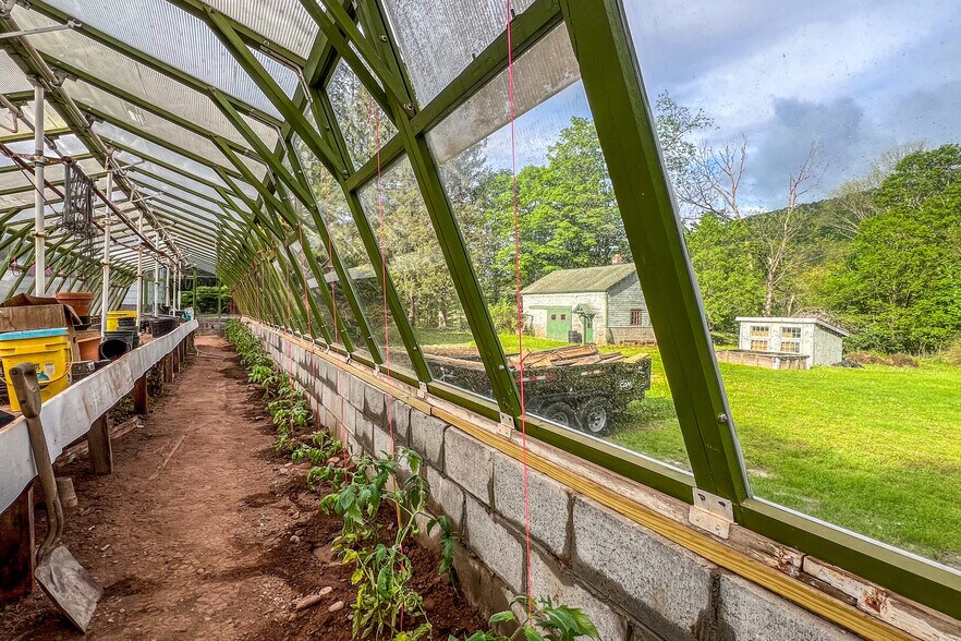 More Photos Of 265 Main St, Delhi Garden Center For Sale