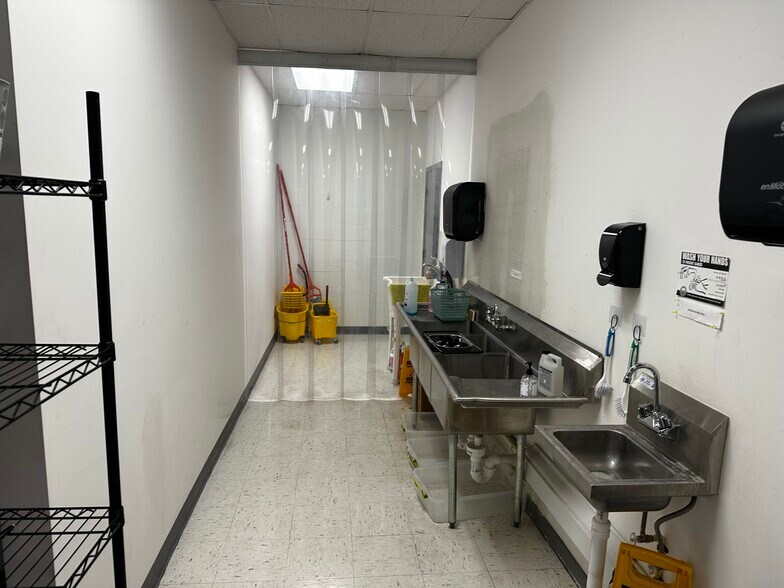 More Photos Of 6236 N 147th Ave, Clearwater Manufacturing For Lease