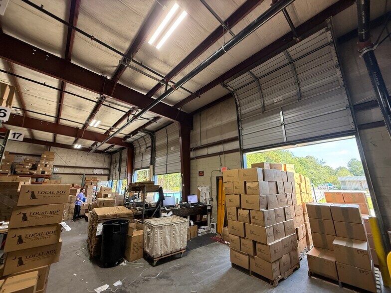 More Photos Of 2100 Commerce Dr, Cayce Warehouse For Sale