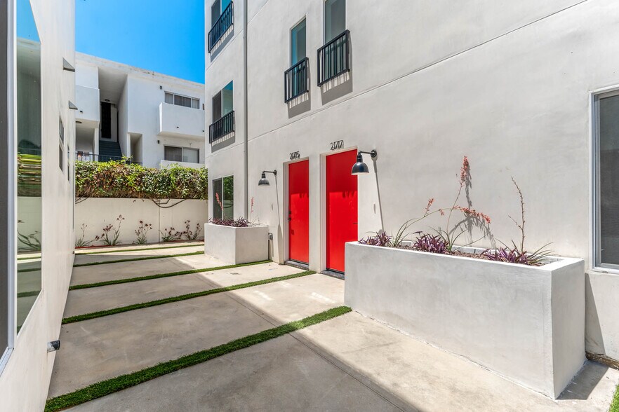 More Photos Of 21719 Hart St, Canoga Park Apartments For Sale