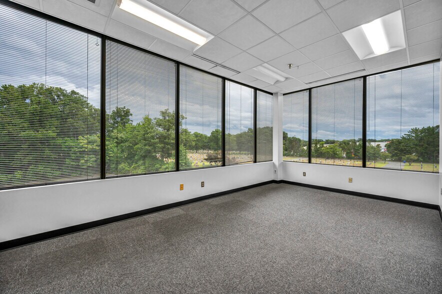 More Photos Of 290 Roberts St, East Hartford Office For Lease