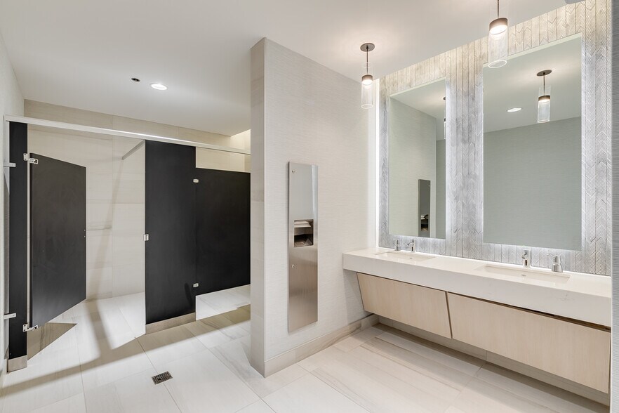 More Photos Of 2000 E Lamar Blvd, Arlington Office For Lease