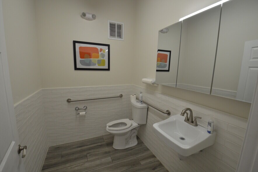 More Photos Of 100 Felton St, Waltham Light Distribution For Sale