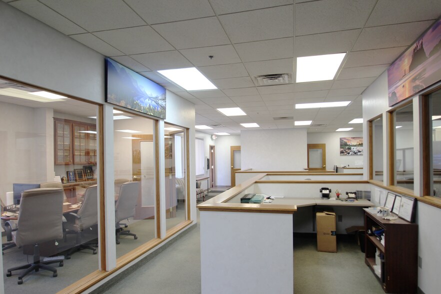 More Photos Of 2557-2571 Center Rd, Hinckley Warehouse For Lease
