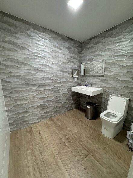 More Photos Of 2030-2046 Harvard St, Sarasota Showroom For Lease