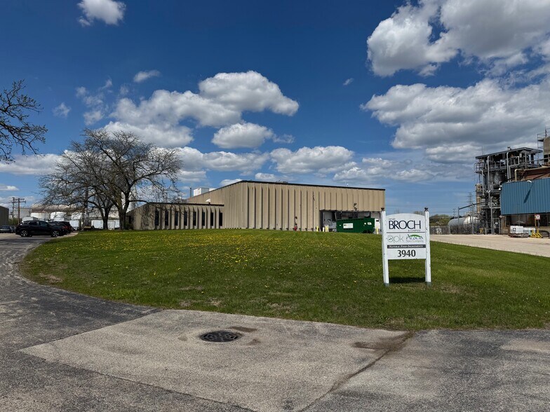 More Photos Of 3940 Porett Dr, Gurnee Manufacturing For Sale