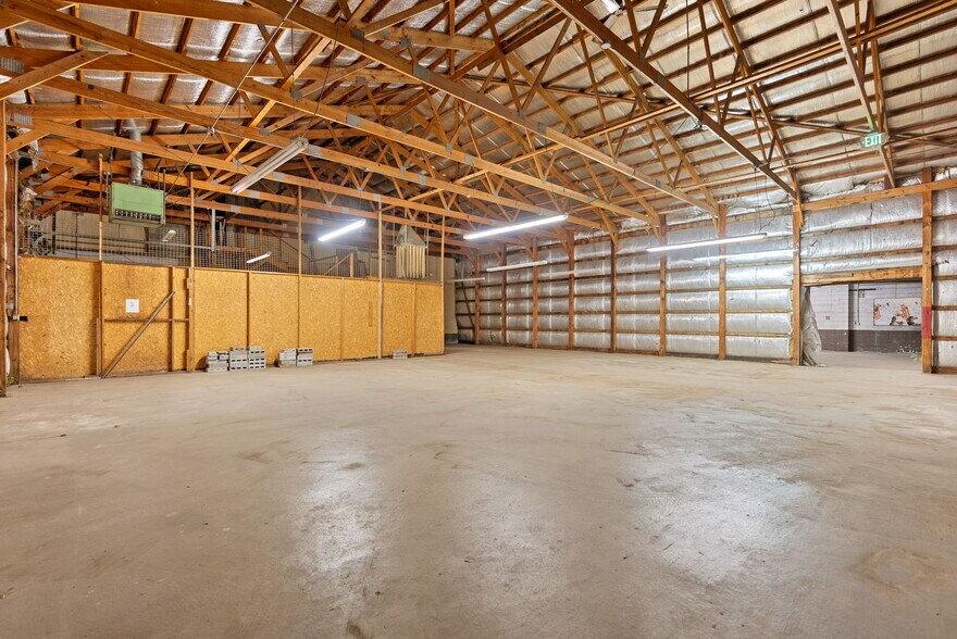 More Photos Of 314 E Market St, Warsaw Showroom For Sale