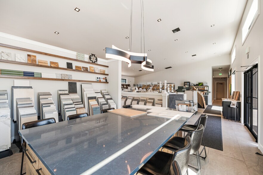 More Photos Of 565 SW Tamarack Ct, Redmond Warehouse For Lease