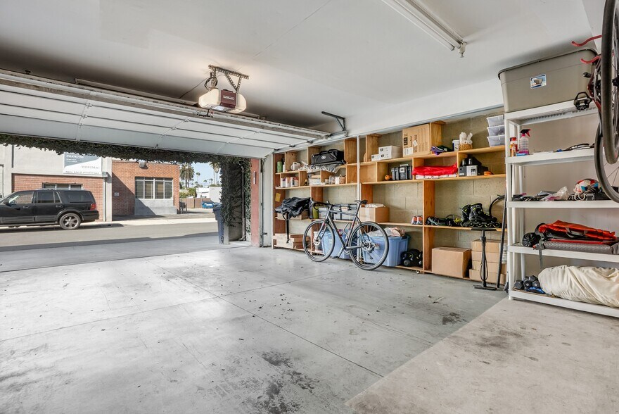 More Photos Of 2114 Narcissus Ct, Venice Office For Lease