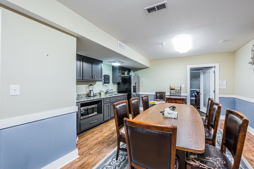 More Photos Of 1502 Westen St, Bowling Green Office For Sale