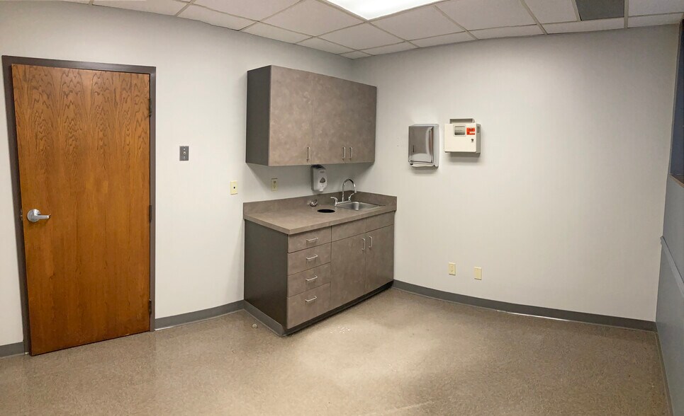 More Photos Of 1431 S Bluffview St, Wichita Medical For Lease