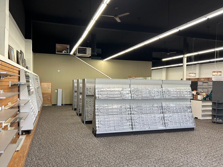 More Photos Of 221 S 1st St, Mount Vernon General Retail For Lease