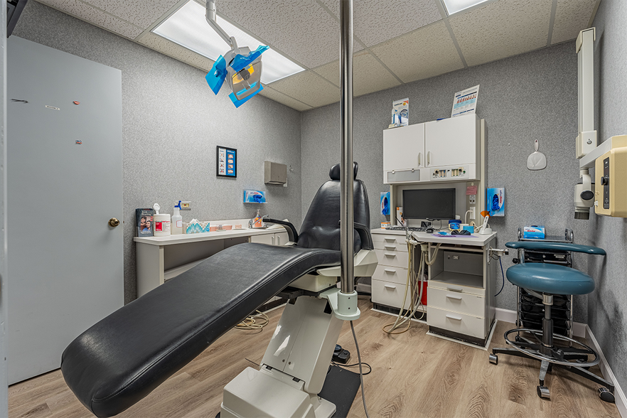 More Photos Of 610 Crystal Point Dr, Crystal Lake Medical For Lease