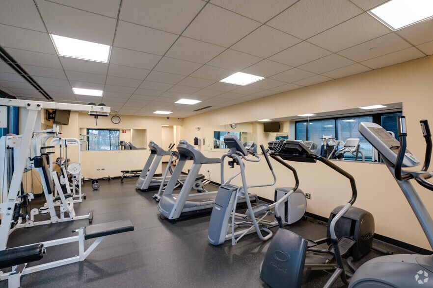 More Photos Of 3050 Highland Pky, Downers Grove Unknown For Lease