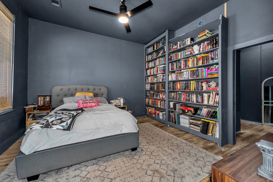 More Photos Of 110 S 2nd St, Ozark Flex For Sale