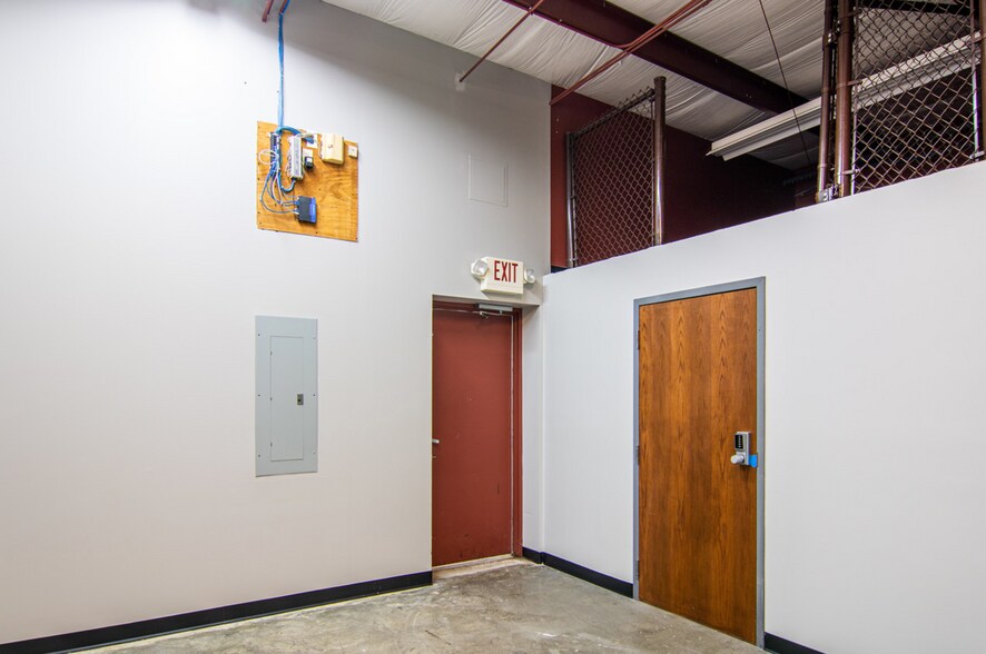 More Photos Of 1968 E Chestnut Expy, Springfield Office For Lease