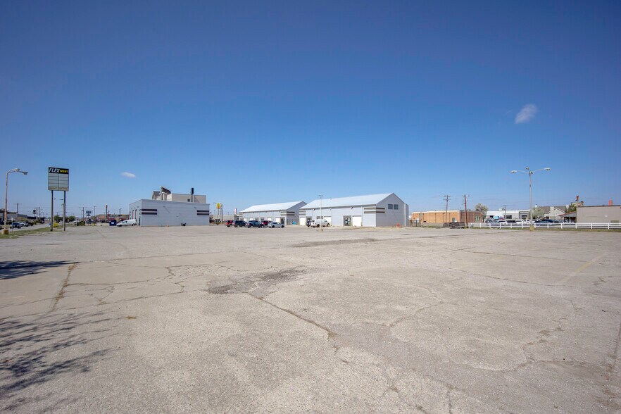 More Photos Of 4403-4411 SW 3rd St, Oklahoma City Showroom For Lease