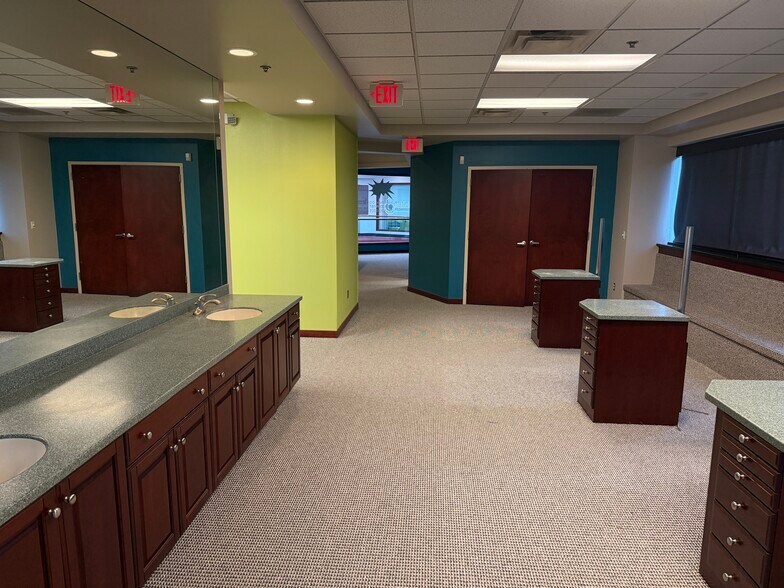 More Photos Of 39525 14 Mile Rd, Novi Medical For Lease