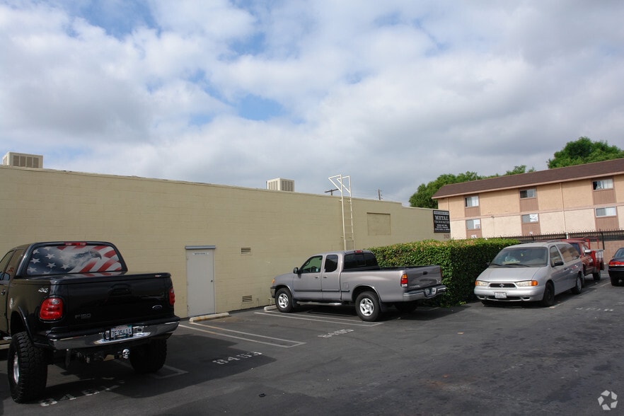 More Photos Of 21410-21420 Chase St, Canoga Park Light Manufacturing For Lease