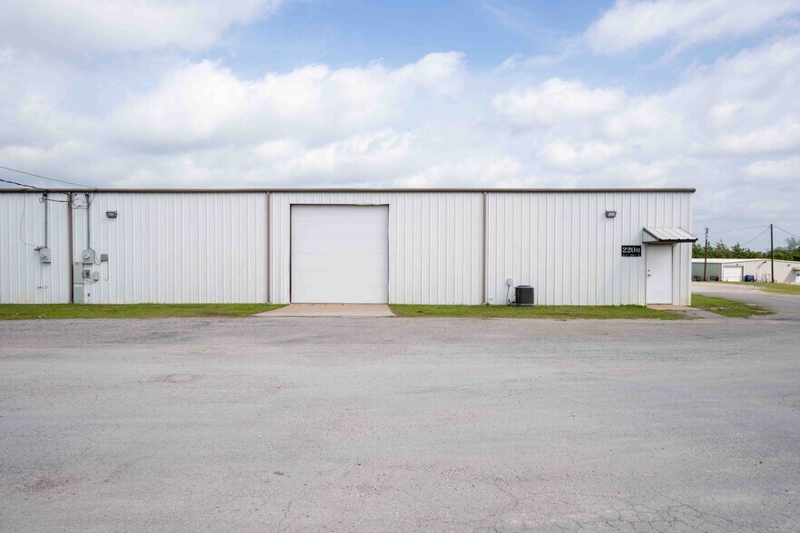 Primary Photo Of 220 Ken Dr, Sherman Warehouse For Lease