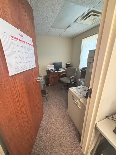 More Photos Of 1100 Torrey Rd, Fenton Medical For Lease