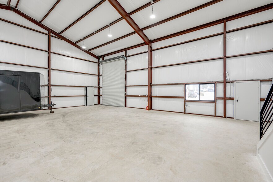More Photos Of 15210 Fitzhugh Rd, Austin Warehouse For Lease