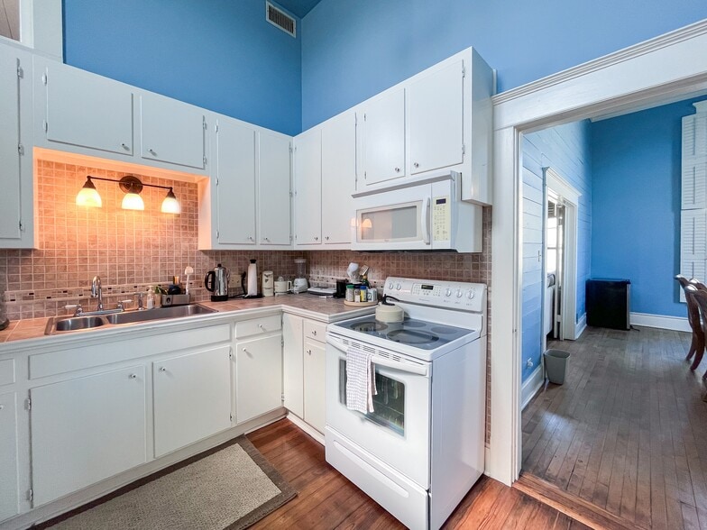 More Photos Of 301 S Saint Charles St, Brenham General Retail For Sale