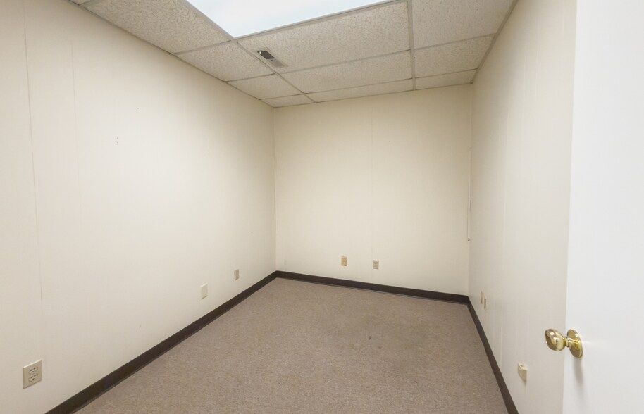 More Photos Of 223 W Virginia Ave, Vinton Storefront Retail Office For Lease