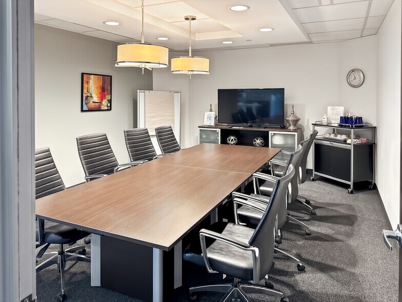 More Photos Of 90 Burnhamthorpe Rd W, Mississauga Coworking Space