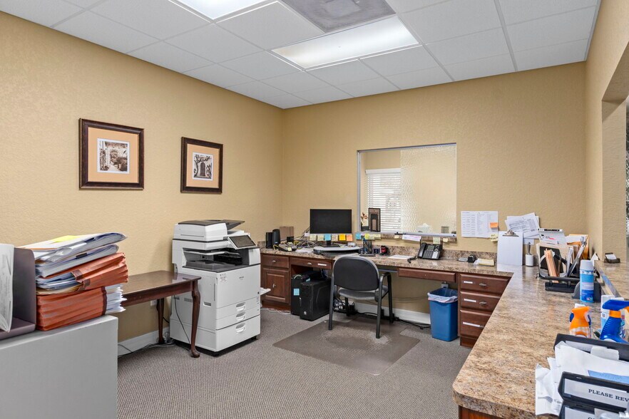 More Photos Of 8352 Forest Oaks Blvd, Spring Hill Office For Sale