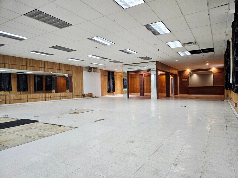More Photos Of 220 E Galena Blvd, Aurora Storefront For Sale